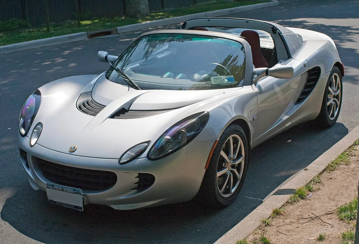 Did the Lotus Elise have a Toyota engine?