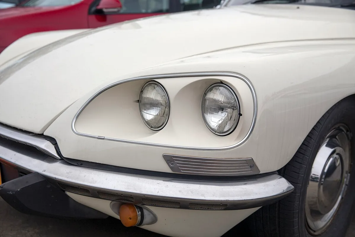 The exposed round headlights of a 1971 US-market Citroen DS21